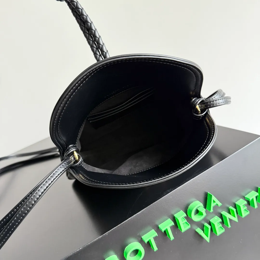 Batch 1520 BOTTEGA VENETA 2025 women's mini LIBERTA crossbody bag, the smallest size is shipped! ! Summer is here, how can you go out and play without a small bag? The "Freedom" series has the advantage of not being picky about seasons. I really like it. A small bag with a generous temperament is an indispensable item for every girl to perfectly adapt to the variety of summer outfits. The high-quality leather reveals a delicate luster. The U-shaped high-quality hardware design is enlarged in this size, which is the finishing touch. Whether it is attending a banquet or daily travel, it can show off the taste. Style No.: 826147 Size: 24*15.5*5cm